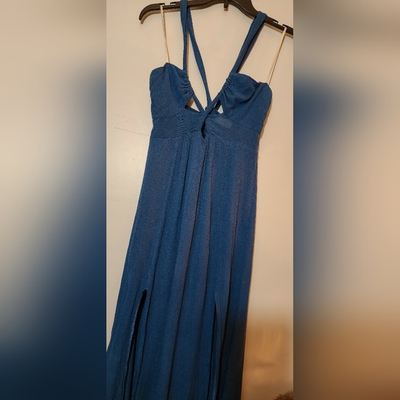 Pretty maxi dress with keyhole front design and flattering slit.  Size Small - Picture 4 of 4